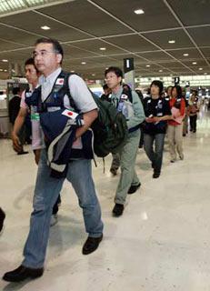 Members of Japanese medical team walk to board at the Narita airport in Chiba Prefecture, Japan, May 20, 2008. A 22 member Japanese medical team flew to Chengdu, capital of the quake-hit southwest China's Sichuan Province on Tuesday. (Xinhua Photo)