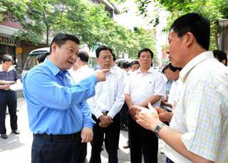 Chinese Vice President Xi Jinping (L), also a member of the Standing Committee of the Communist Party of China (CPC) Central Committee Political Bureau, talks with quake-affected people during his inspection at the quake-hit Chencang district of Baoji in northwest China's Shaanxi Province, May 21, 2008. (Xinhua Photo)