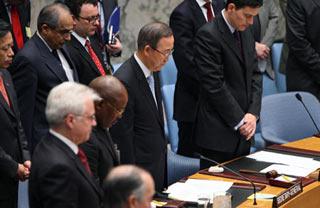 United Nations Secretary General Ban Ki-moon (C) and representatives of the UN Security Council members stand in a silent tribute to the Chinese earthquake victims, during a Security Council meeting at the UN headquarters in New York, the United States, May 20, 2008.(Xinhua Photo)