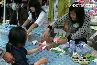 Relief goods and materials have been continuously transported to Sichuan Province from around the country. The local government has organized special personnel to send goods to the survivors to ensure their basic needs.