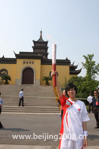 Photo: 138th torchbearer displays Olympic torch