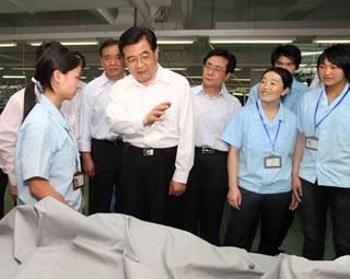 Chinese President Hu Jintao (Front L 2nd) talks to the employees of a tent factory in Huzhou, east China's Zhejiang Province, on May 22, 2008. Hu Jintao visited two tent manufacturers in east China's Zhejiang Province on Thursday, urging them to produce as many as possible to meet the needs of the quake survivors. (Xinhua Photo) 