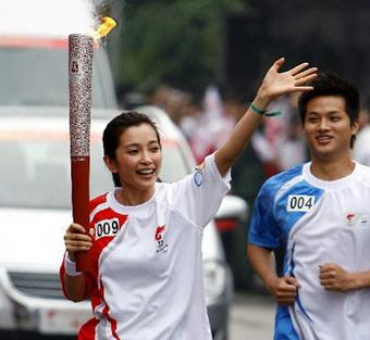 Torchbearer Li Bingbing runs with the torch during the 2008 Beijing Olympic Games torch relay in Shanghai, east China, on May 24, 2008. (Xinhua Photo)