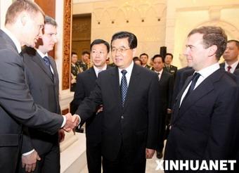 Hu Jintao and Dmitry Medvedev met with three members of the Russian rescue team at the Great Hall of the People. 