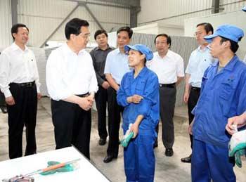 Chinese President Hu Jintao (2nd L) talks with a worker during his inspection at the Langfang Yazhi Integrated House Co., Ltd. in Langfang, north China's Hebei Province, May 25, 2008. Hu inspected movable plank house manufacturers in Langfang on Sunday, urging them to produce as many as possible to meet the needs of the quake survivors in southwest China's Sichuan Province.(Xinhua Photo)