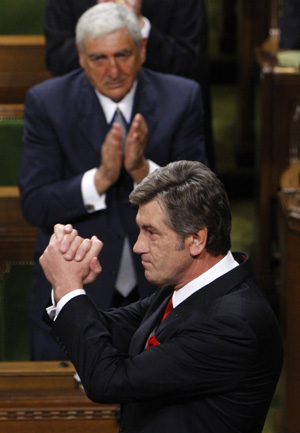 Ukraine's President Viktor Yushchenko (bottom) acknowledges a standing ovation after addressing a joint session of Parliament in the House of Commons on Parliament Hill in Ottawa May 26, 2008. Yushchenko is on a state visit to Canada until May 28. (Xinhua/Reuters Photo)