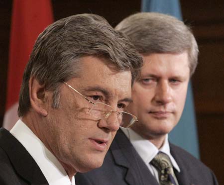 Ukraine's President Viktor Yushchenko (L) speaks during a joint news conference with Canada's Prime Minister Stephen Harper on Parliament Hill in Ottawa May 26, 2008. Yushchenko is on a state visit to Canada until May 28.(Xinhua/Reuters Photo)