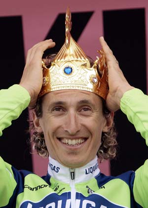Italy's Franco Pellizzotti celebrates after winning the 16th stage of the Giro d'Italia cycling race 12.9-km time trial from San Vigilio di Marebbe to Plan de Corones May 26, 2008. 