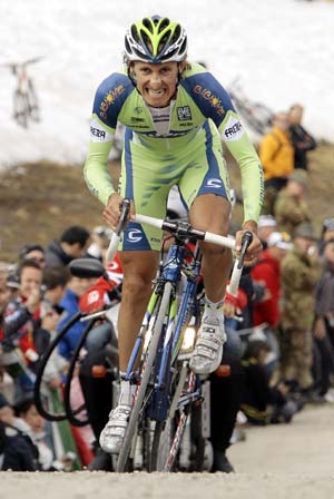 Italy's Franco Pellizzotti competes uphill to win the 16th stage of the Giro d'Italia cycling race 12.9-km time trial from San Vigilio di Marebbe to Plan de Corones May 26, 2008. 
