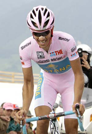 Spain's Alberto Contador, wearing the leader's pink jersey, competes in the 16th stage of the Giro d'Italia cycling race 12.9-km time trial from San Vigilio di Marebbe to Plan de Corones May 26, 2008. 