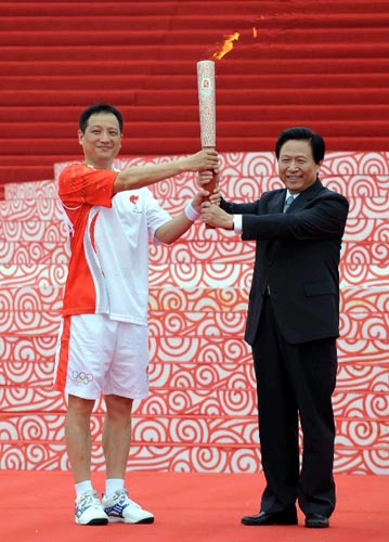 Photo: The first torchbearer Yang Yang carries Olympic torch