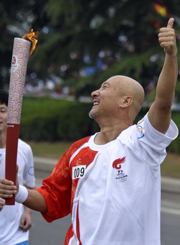 Photo: Torchbearer Chen Peisi runs with Olympic torch