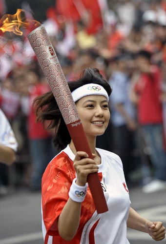 Photo: Torchbearer Gao Yuanyuan runs with Olympic torch