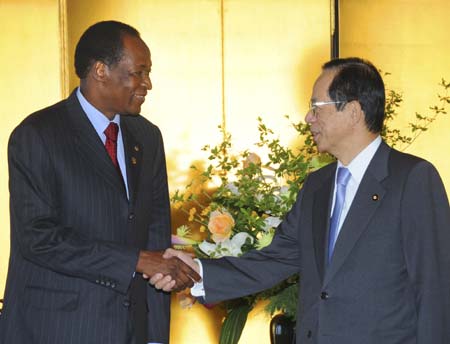 Japanese Prime Minister Yasuo Fukuda (R) shakes hands with Burkina Faso President Blaise Compaore during a bilateral meeting ahead of the Fourth Tokyo International Conference on African Development (TICAD IV) in Yokohama, Japan, May 27, 2008. (Xinhua/pool)(whj/lhn)