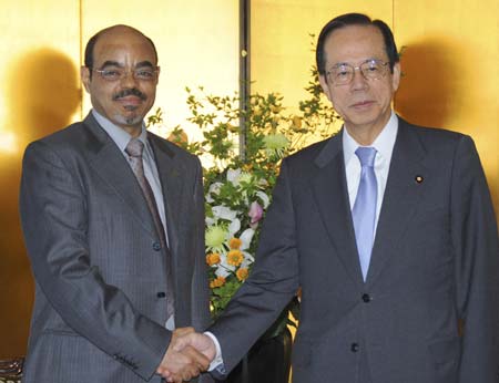 Japanese Prime Minister Yasuo Fukuda (R) shakes hands with Ethiopian Prime Minister Meles Zenawi during a bilateral meeting ahead of the Fourth Tokyo International Conference on African Development (TICAD IV) in Yokohama, Japan, May 27, 2008. (Xinhua/pool)