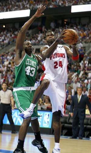 Detroit Pistons Antonio McDyess (R) leaps to shoot as Boston Celtics Kendrick Perkins (L) defends in the first quarter during Game 4 of the NBA Eastern Conference Finals in Auburn Hills, Michigan, May 26, 2008. 