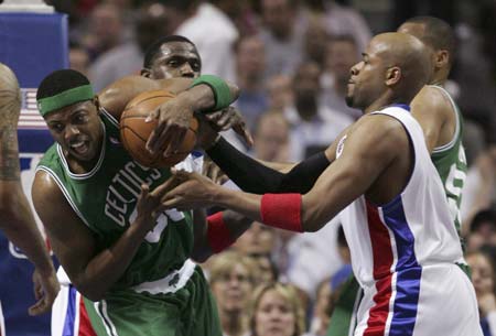 Boston Celtics Paul Pierce (L) grabs a rebound from Detroit Pistons Jarvis Hayes in the first quarter during Game 4 of the NBA Eastern Conference Finals in Auburn Hills, Michigan May 26, 2008. 