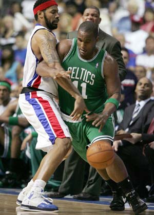 Boston Celtics Glen Davis (R) makes contact with Detroit Pistons defender Rasheed Wallace in the second quarter during Game 4 of the NBA Eastern Conference Finals in Auburn Hills, Michigan May 26, 2008. 