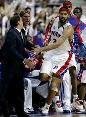 Detroit Pistons Rasheed Wallace (R) is congratulated by head coach Flip Saunders (L) as he runs past the bench after scoring against the Boston Celtics in the first quarter of Game 4 of the NBA Eastern Conference Finals in Auburn Hills, Michigan, May 26, 2008.