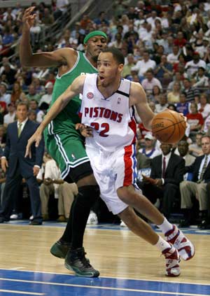 Detroit Pistons Tayshaun Prince (R) drives past Boston Celtics defender James Posey in the first quarter during Game 4 of the NBA Eastern Conference Finals in Auburn Hills, Michigan, May 26, 2008.