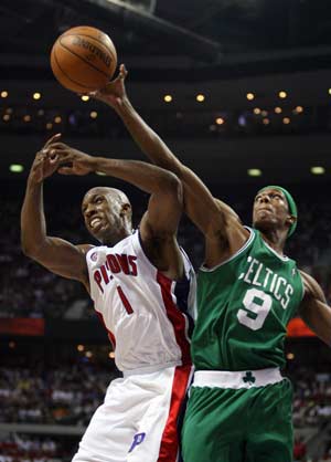 Boston Celtics Rajon Rondo (R) and Detroit Pistons Chauncey Billups (L) battle for a loose ball in the third quarter during Game 4 of the NBA Eastern Conference Finals in Auburn Hills, Michigan, May 26, 2008.