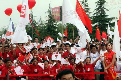 People celebrate the torch relay at the starting ceremony in Hefei, Anhui Province, on Wednesday, May 28, 2008. [Photo: beijing2008.cn]