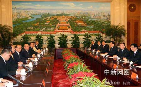 图文：胡锦涛与吴伯雄在北京举行会谈