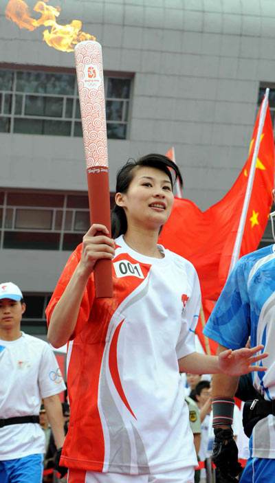 Photo: Torchbearer Li Na runs with the torch in Hefei