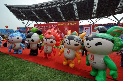 Photo: Olympic Mascots 'Fuwa' cheer the torch relay in Hefei