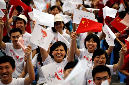 Photo: Local people cheer for the torch relay in Hefei