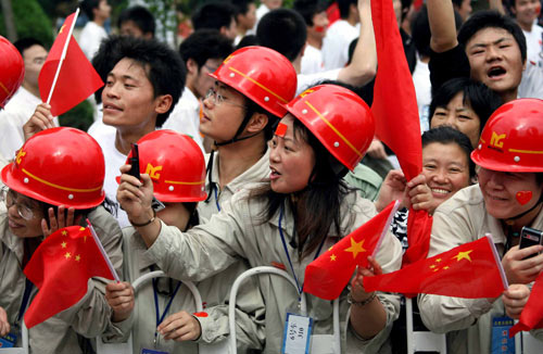 Photo: Local people cheer for the torch relay in Hefei