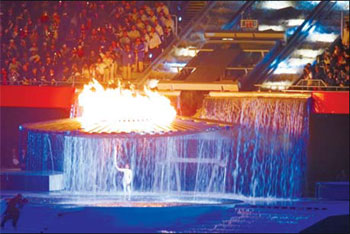 The Olympic cauldron rose from a large pool and was lit by Kathy Freeman during the opening ceremony of the Sydney 2000 Olympic Games.
