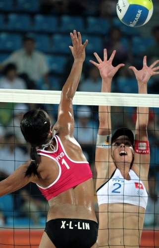 Photo: Swiss duo beat China's Lin-Lin combination 2:0