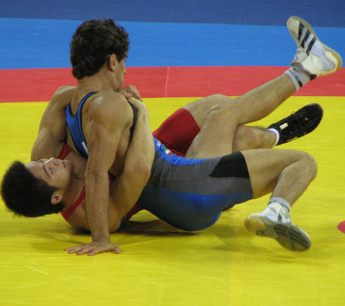 Photos: Chinese wrestler Wan Feilong enters the final