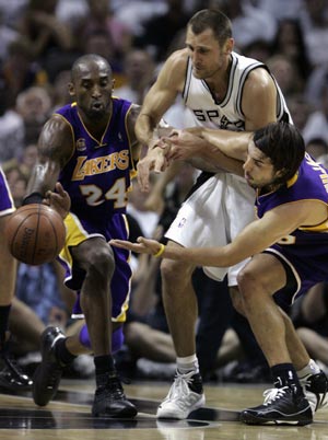 Los Angeles Lakers' Kobe Bryant (L) and Sasha Vujacic (R) fight for the loose ball with San Antonio Spurs' Brent Barry during Game 4 of their NBA Western Conference final basketball playoff series in San Antonio, Texas May 27, 2008.