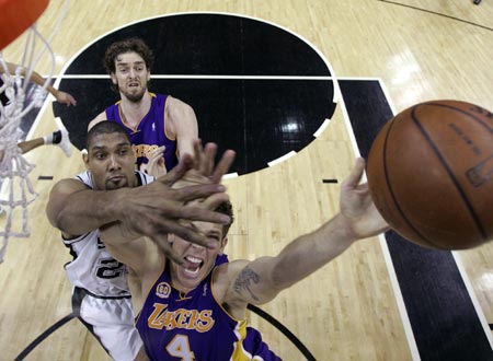 Los Angeles Lakers' Luke Walton (R) is defended by San Antonio Spurs' Tim Duncan (L) as Pau Gasol looks on during Game 4 of their NBA Western Conference final basketball playoff series in San Antonio, Texas May 27, 2008.