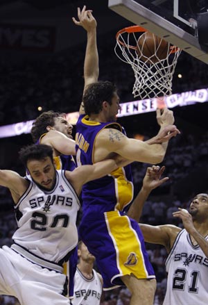 Los Angeles Lakers' Luke Walton (C) scores under a crowded basket next to Pau Gasol and San Antonio Spurs' Manu Ginobili (L) and Tim Duncan (R) during Game 4 of their NBA Western Conference final basketball playoff series in San Antonio, Texas May 27, 2008.