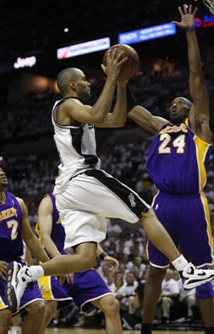 San Antonio Spurs' Tony Parker drives to the basket against Los Angeles Lakers' Kobe Bryant (R) during Game 4 of their NBA Western Conference final basketball playoff series in San Antonio, Texas May 27, 2008.