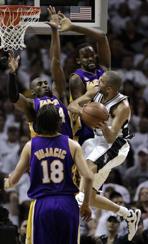 San Antonio Spurs Tony Parker is defended by Los Angeles Lakers Kobe Bryant (top L) and Ronny Turiaf (top) 