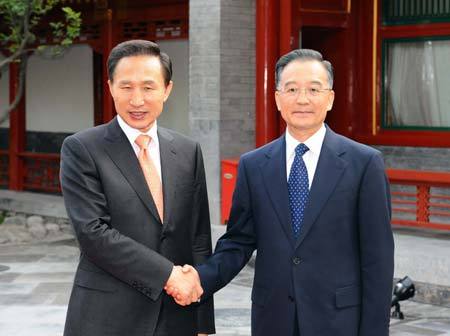 Chinese Premier Wen Jiabao (R) shakes hands with Lee Myung-bak, president of the Republic of Korea (ROK) during their meeting in Beijing, capital of China, on May 28, 2008. Lee Myung-bak arrived in Beijing Tuesday afternoon, starting a four-day state visit to China.(Xinhua/Li Tao)