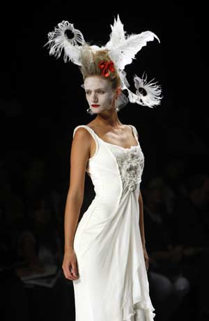 A model presents a creation from Victorio & Lucchino collection at Barcelona Bridal Week fashion show May 28, 2008.(Xinhua/Reuters Photo)