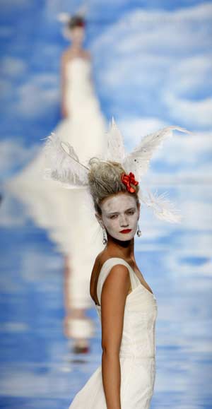 A model presents a creation from Victorio & Lucchino collection at Barcelona Bridal Week fashion show May 28, 2008.(Xinhua/Reuters Photo)