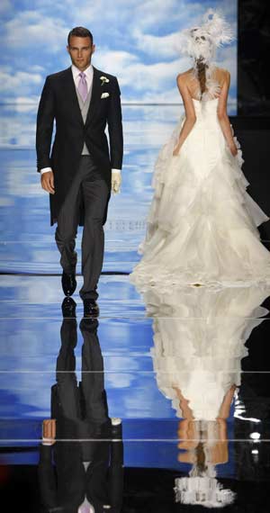 Model present a creation from Victorio & Lucchino collection at Barcelona Bridal Week fashion show May 28, 2008.