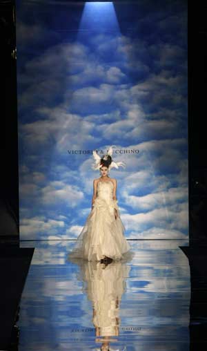 A model presents a creation from Victorio & Lucchino collection at Barcelona Bridal Week fashion show May 28, 2008.(Xinhua/Reuters Photo)