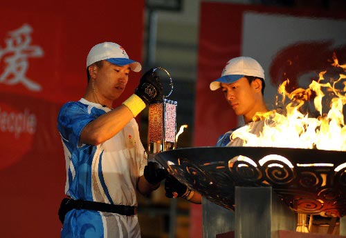 Photo: Flame guards collect flame after Wuhu leg of Olympic Torch Relay