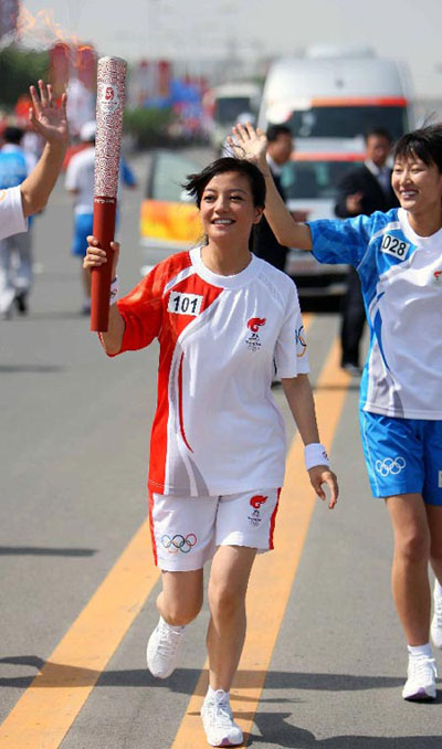 Photo: Actress Zhao Wei runs with Olympic torch