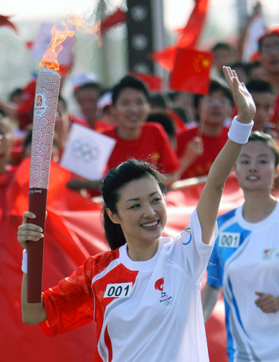 Photo: The first torchbearer waves to the audience in Huainan