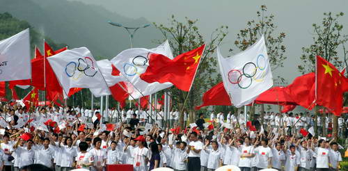 图文：奥运圣火在安徽绩溪传递 观众挥舞旗帜
