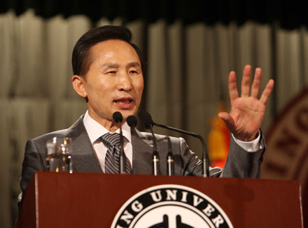 Lee Myung-bak, President of the Republic of Korea (ROK), gives a lecture at Peking University in Beijing, capital of China, May 29, 2008.