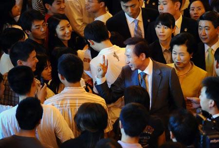 Lee Myung-bak (C), President of the Republic of Korea (ROK), makes a gesture of victory to the students after his speech at Peking University in Beijing, capital of China, May 29, 2008.